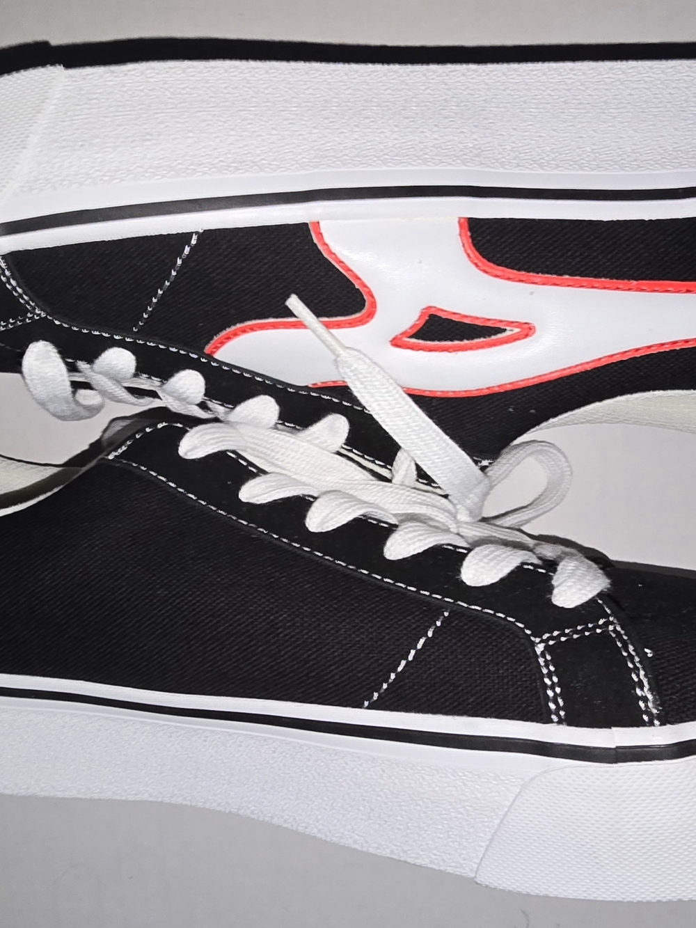 Airwalk Mens Black/White Thick Outsole Skate Shoes White/Red Middle Design SZ 11